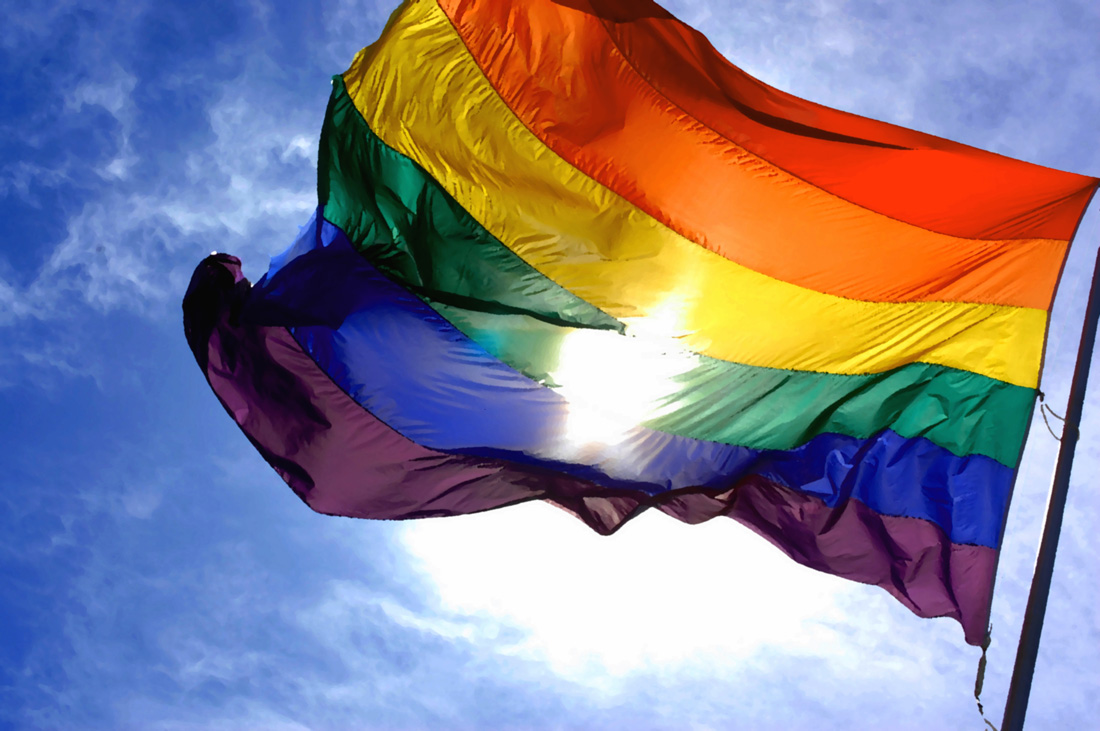 彩虹旗與其創作者吉爾伯特·貝克－彷彿這多元的世界並且來自天空！ 