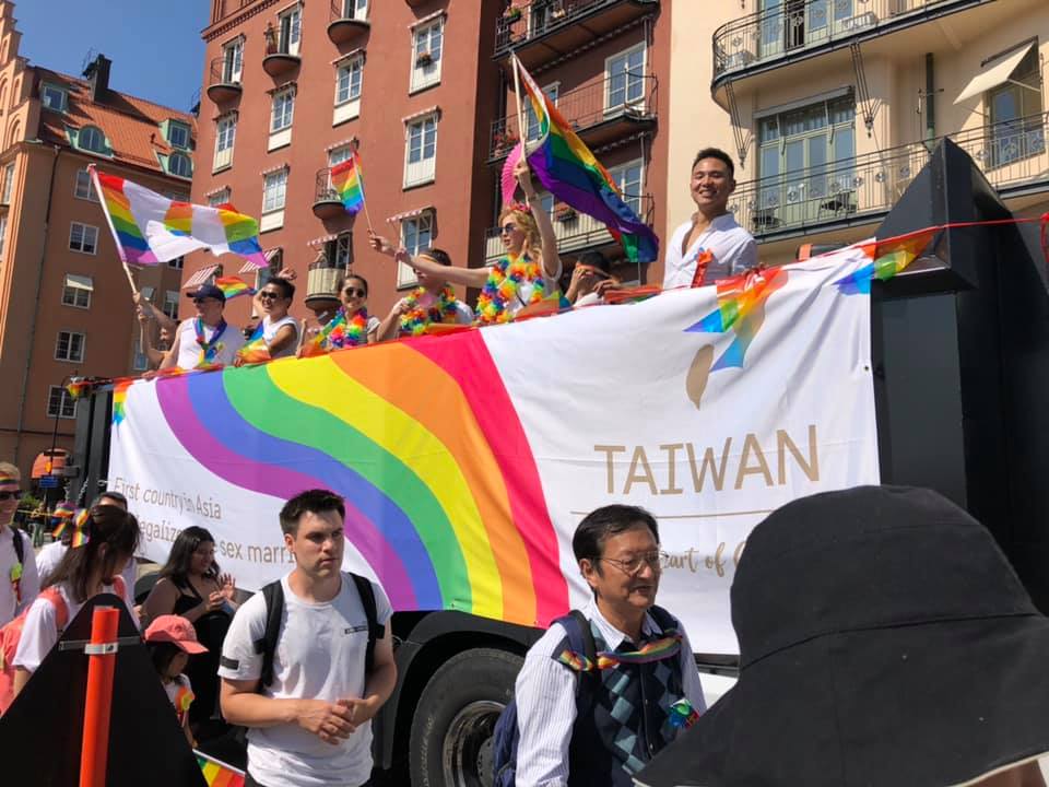台灣首度參與瑞典同志遊行：我們才是亞洲第一個同婚合法國家