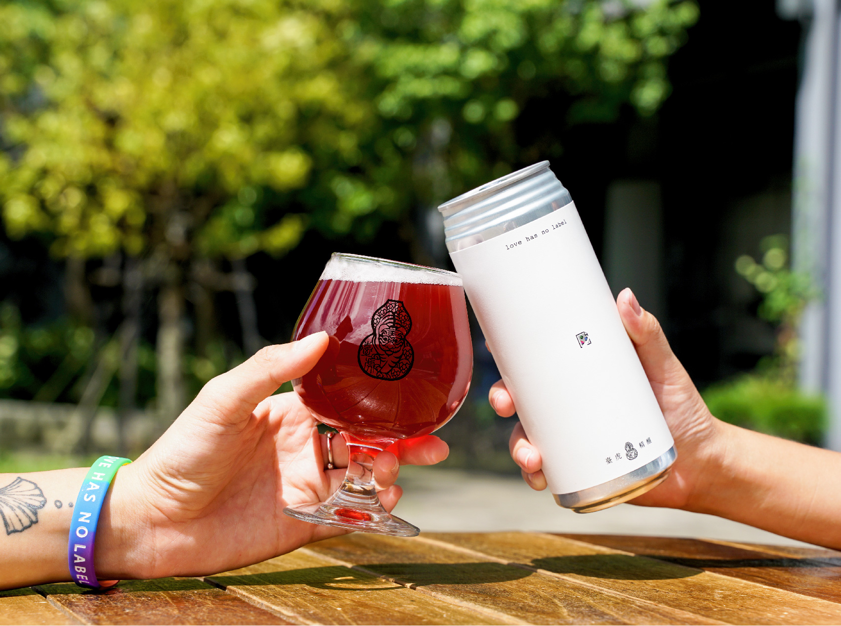 選物》舉杯歡慶同婚元年，臺虎精釀推出「愛無標籤」大紅色喜氣酒