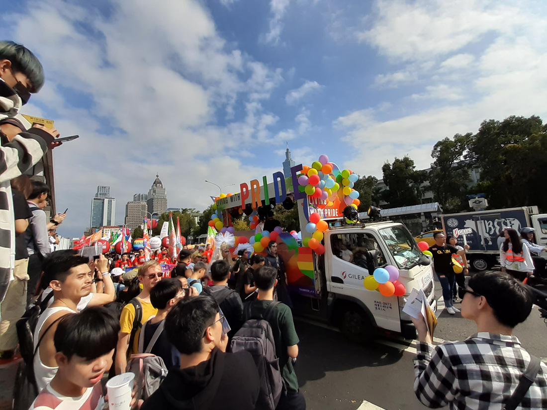 歡樂氣息洋溢同志大遊行，舒爽晴日彩虹人潮湧爆台北城