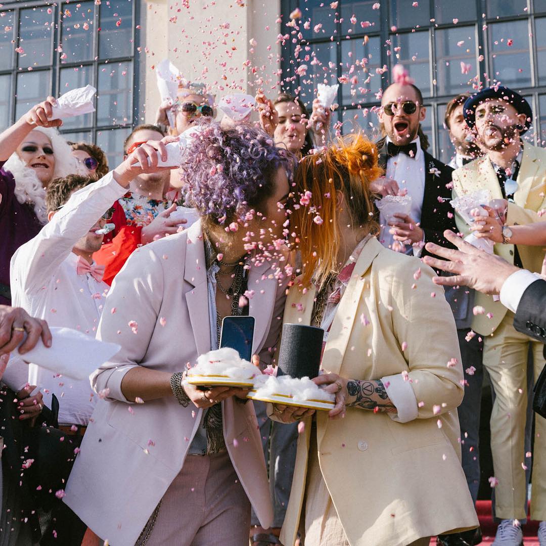 人工智慧Siri和Alexa竟然是女同志？！兩位結婚舉辦全球首場AI世紀婚禮