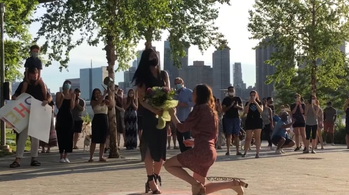 隔離三個月，紐約護士在親友鄰居的歡呼與掌聲中向女友求婚