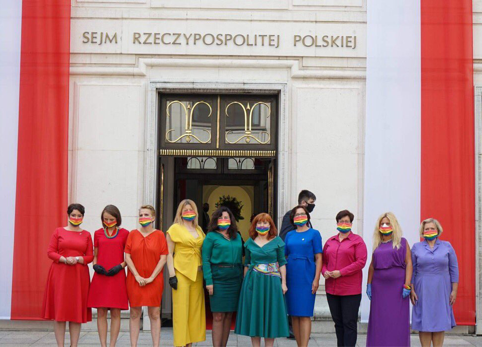 撐同志！波蘭國會議員 化身彩虹齊挺同